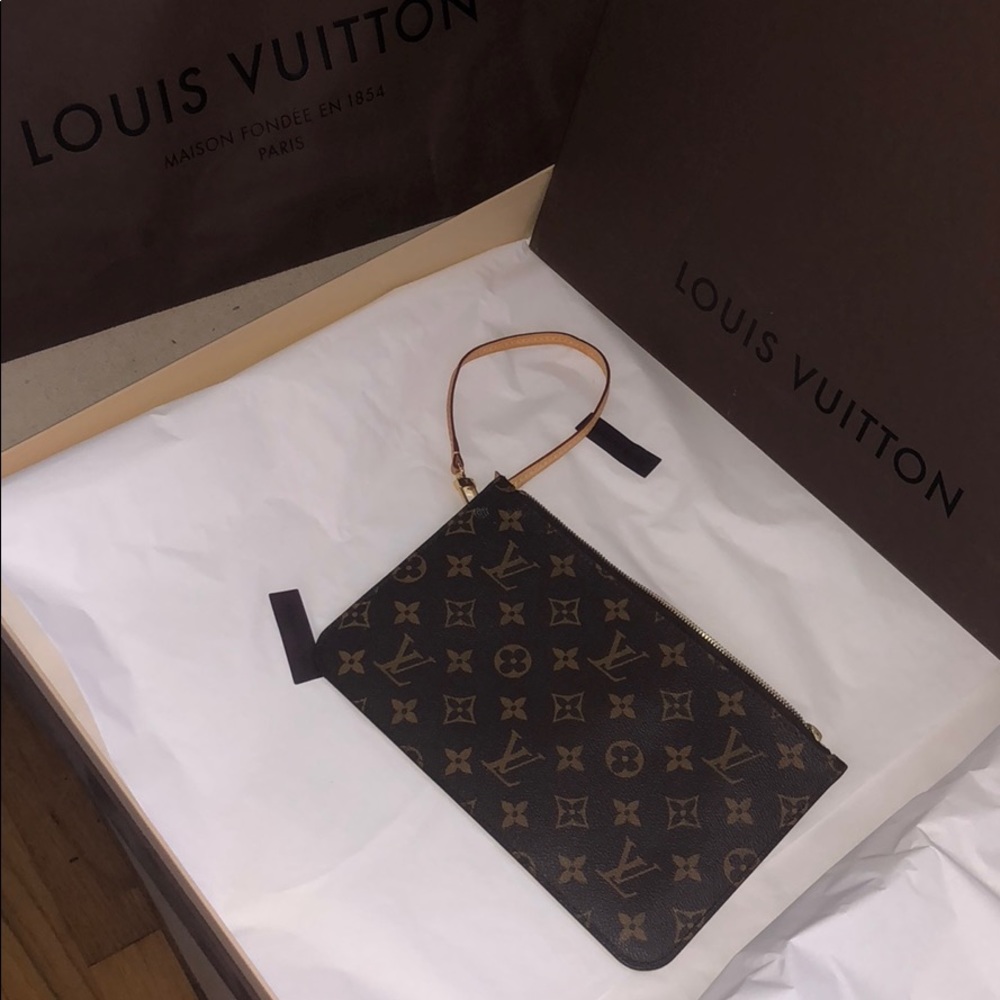 LOUIS VUITTON authentic zippered clutch/pochette